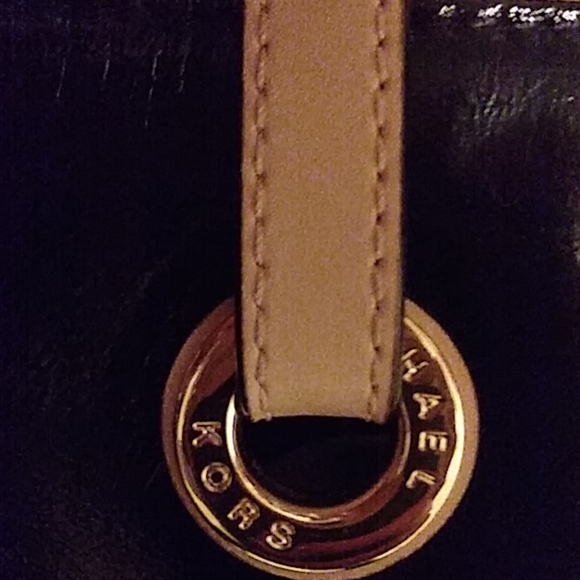 Micheal kors purse - Picture 2 of 7